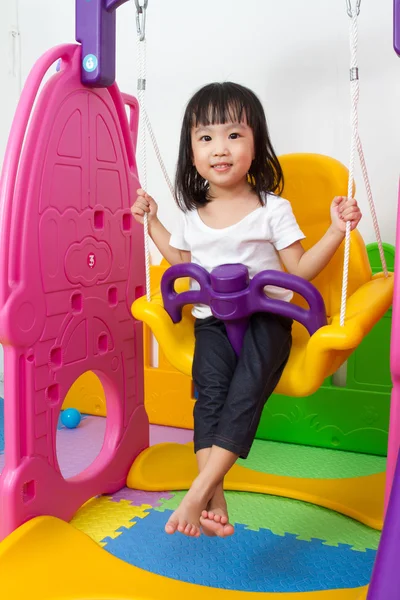 Asiatiska kinesiska liten flicka spelar på swing — Stockfoto