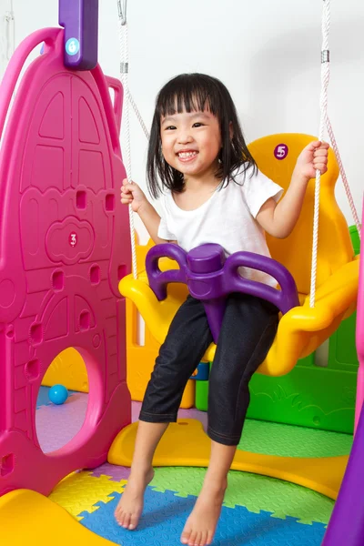 Asiatico cinese bambina giocare su swing — Foto Stock