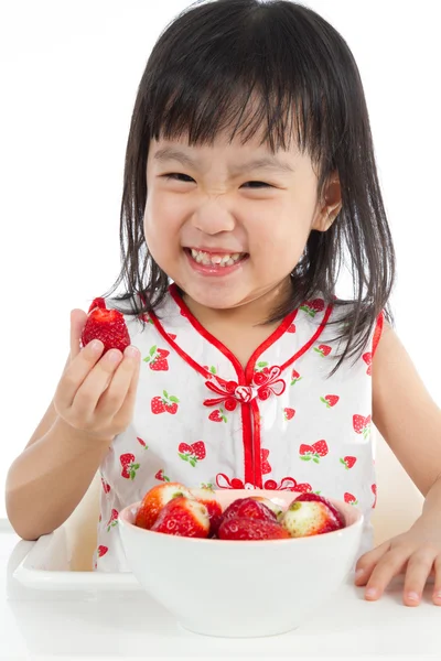 Asiática china niña comiendo fresas — Foto de Stock