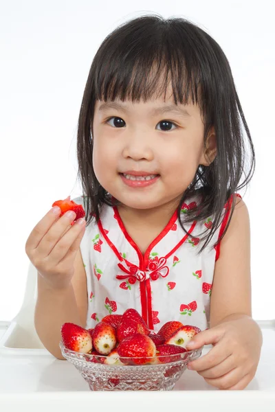 Asyalı Çinli küçük kız çilek yeme — Stok fotoğraf