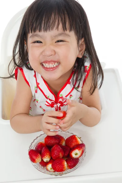 Asian Chinese little girl eating strawberries — Stock Photo, Image