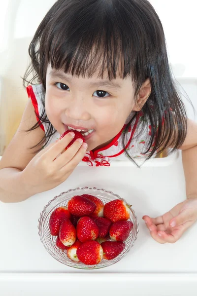 イチゴを食べて中国のアジアの少女 — ストック写真
