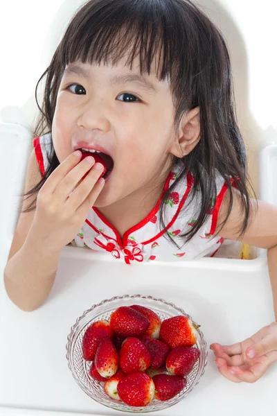 Asian Chinese little girl eating strawberries — Stock Photo, Image
