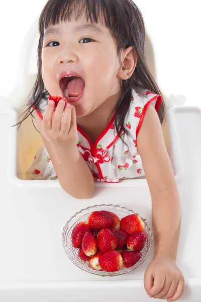 Asiatique chinois petite fille manger fraises — Photo