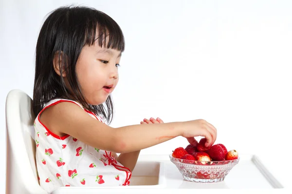 Азиатская маленькая девочка ест клубнику — стоковое фото
