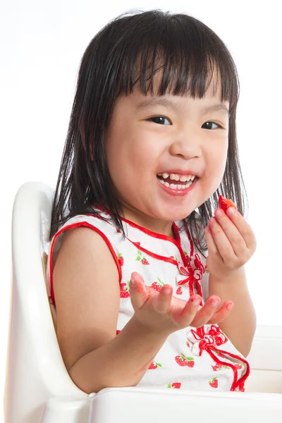 Asiática china niña comiendo fresas — Foto de Stock
