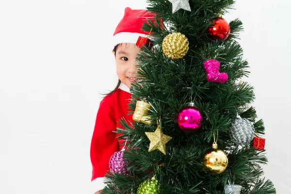 Asiática china niña posando con árbol de Navidad — Foto de Stock