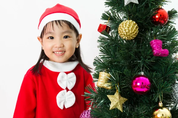 亚洲的中国小女孩与圣诞树合影 — 图库照片