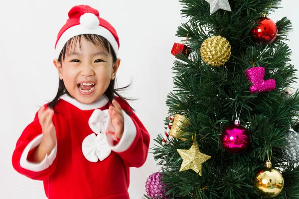 Asiática china niña posando con árbol de Navidad — Foto de Stock