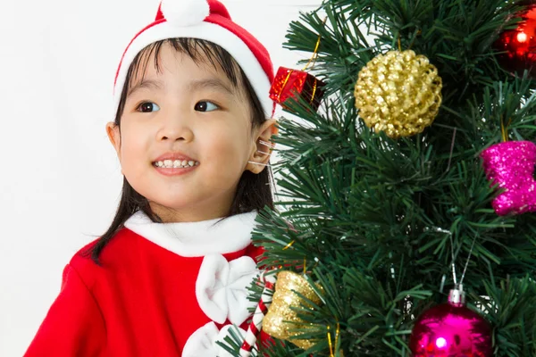 Asiática china niña posando con árbol de Navidad —  Fotos de Stock