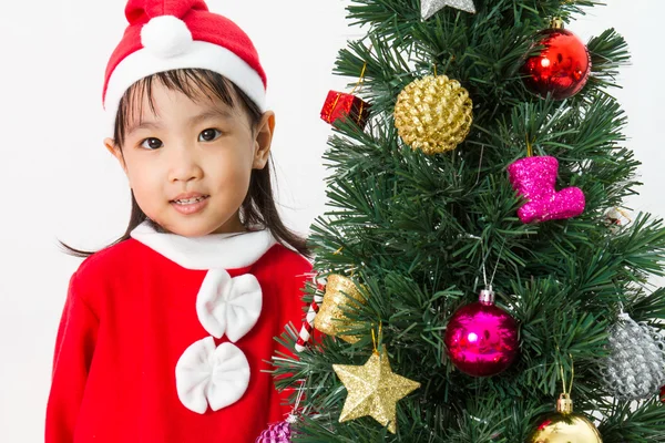 Asiática china niña posando con árbol de Navidad — Foto de Stock