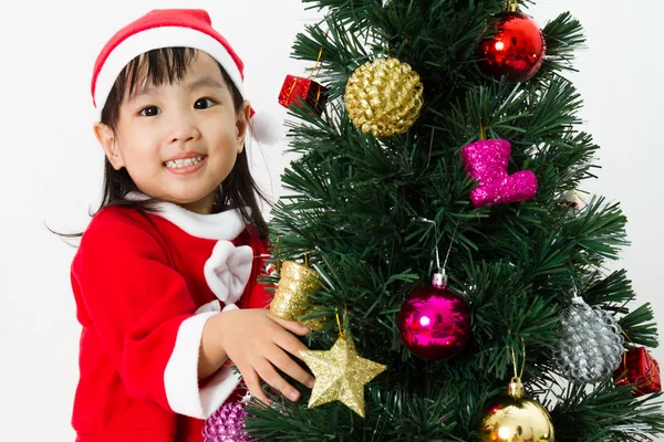 Asiática china niña posando con árbol de Navidad — Foto de Stock