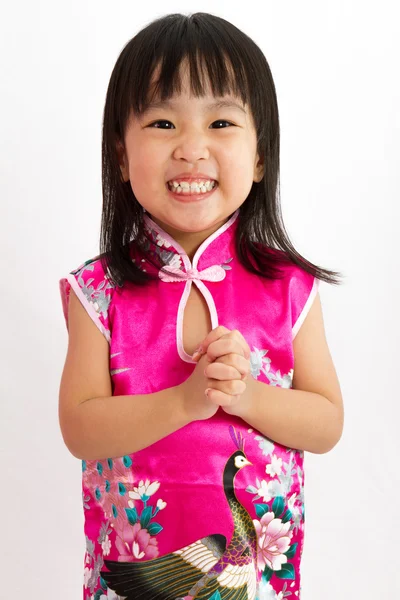 Chinese Little Girl vistiendo Cheongsam con gesto de saludo — Foto de Stock