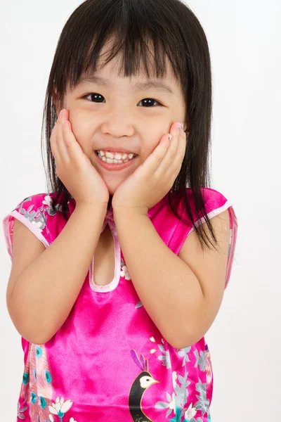 Chiński dziewczynka ubrany qipao z pozdrowieniami gest — Zdjęcie stockowe