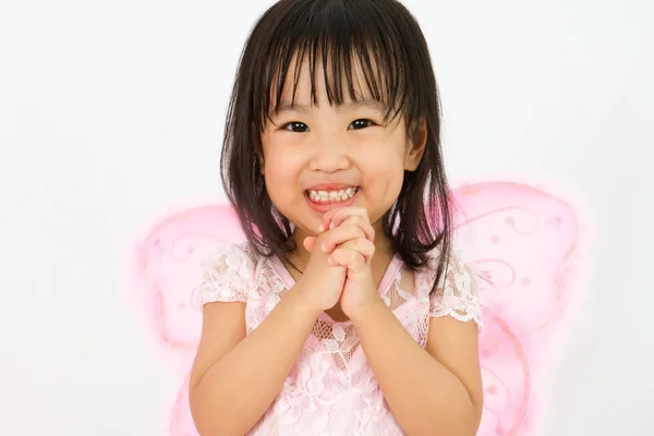 Kinesiska liten flicka klädd i butterfly custome med be gestu — Stockfoto