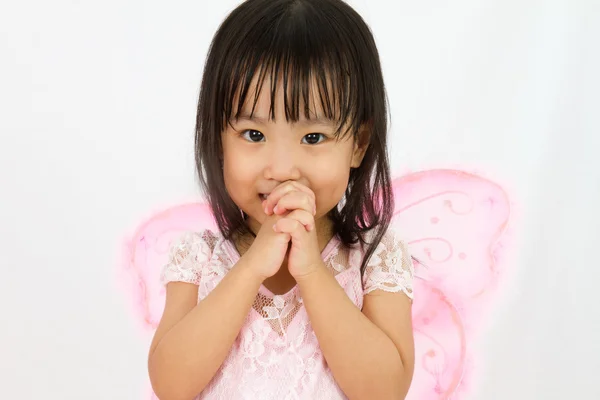 Niña china usando mariposa custome con gesto de oración — Foto de Stock