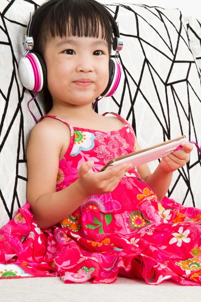 Chiński dziewczynka trzymając telefon komórkowy słuchawki — Zdjęcie stockowe