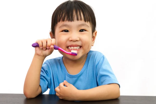 Čínská holčička čistit zuby — Stock fotografie
