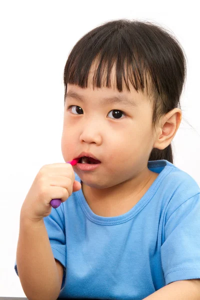 Petite fille chinoise brossant les dents — Photo
