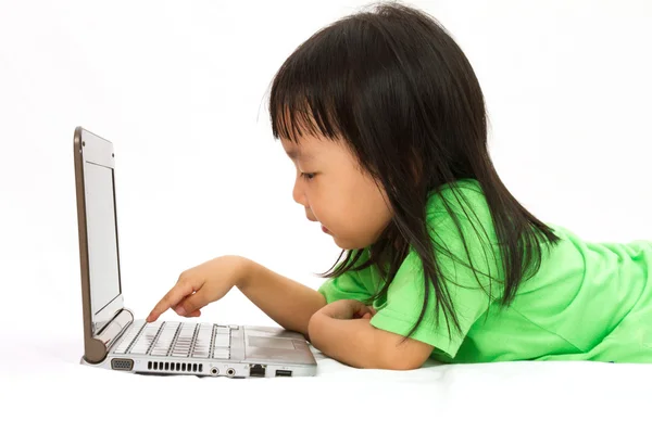 Chiński dziewczynka kłamliwy w dół rezygnować laptop — Zdjęcie stockowe
