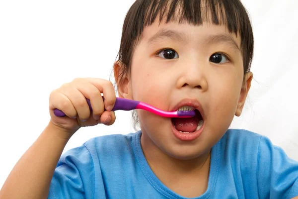 Cinese bambina lavarsi i denti — Foto Stock