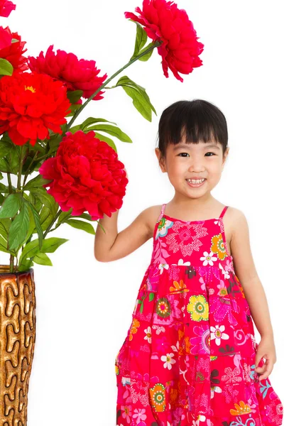 Çinli küçük kız kırmızı çiçekler ile poz içinde giyiyor — Stok fotoğraf