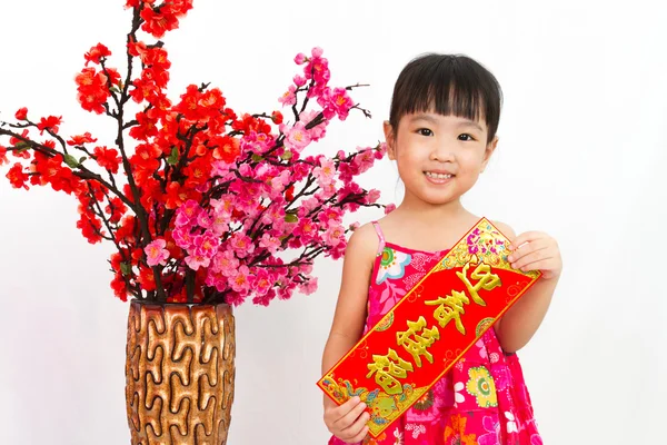 Čínské malá holka pising konání festivalu jarní dvojverší — Stock fotografie