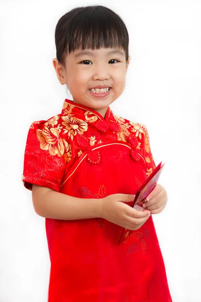 Niña china sosteniendo sobre rojo — Foto de Stock