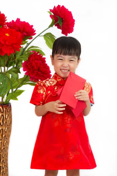 Niña china sosteniendo sobre rojo — Foto de Stock