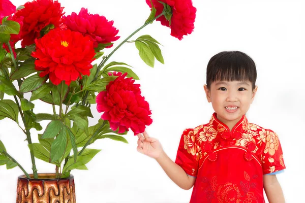 Čínská holčička nosit červené suport s květinami — Stock fotografie