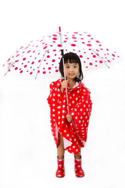 Chinesisches kleines Mädchen hält Regenschirm mit Regenmantel — Stockfoto