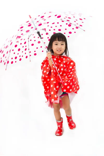 Malá čínská dívka drží deštník s pláštěnka — Stock fotografie