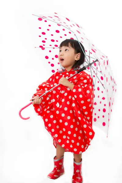 Menina chinesa segurando guarda-chuva com capa de chuva — Fotografia de Stock