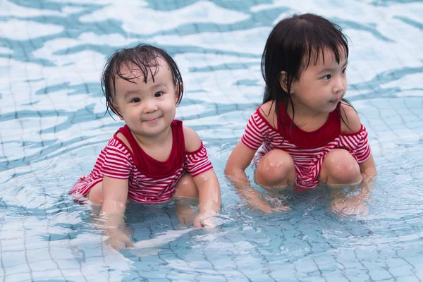 Dos hermanitas jugando en el agua — Foto de Stock