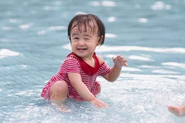 Chinese Little Girl Playing in Water — Stock Photo, Image