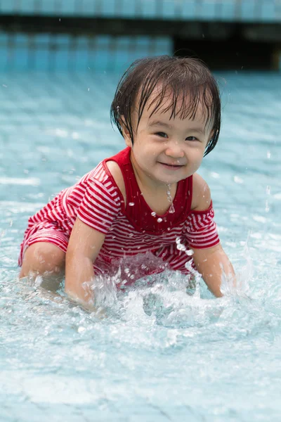 Chino niña jugando en el agua — Foto de Stock