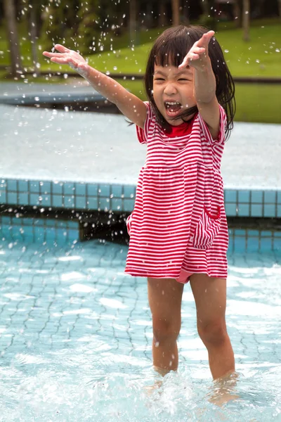 Menina chinesa brincando na água — Fotografia de Stock