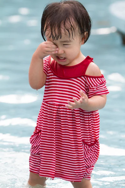 Menina chinesa brincando na água — Fotografia de Stock