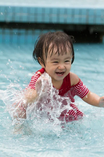 Chinese Little Girl Playing in Water — Stock Photo, Image