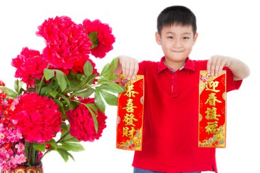 Çin yeni yılı için kırmızı Couplets Holding Asian küçük çocuk
