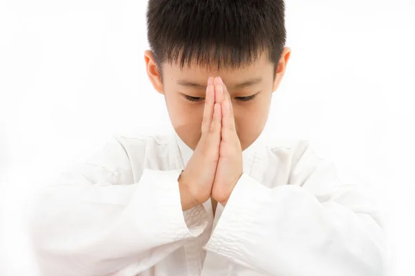 Asiática poco karate chico en blanco kimono — Foto de Stock