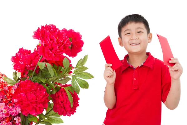 Azjatycki chłopiec trzyma czerwoną kopertę — Zdjęcie stockowe