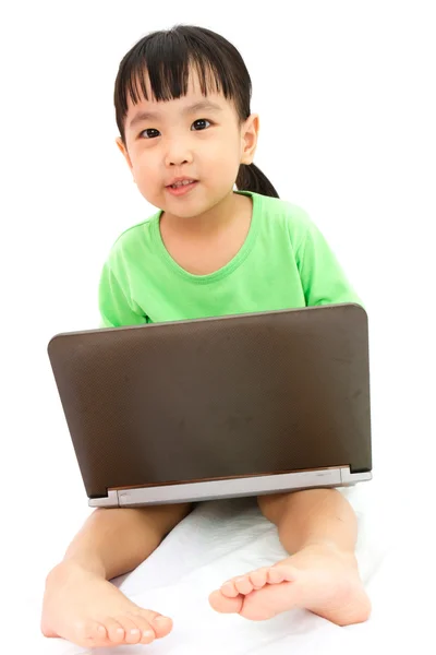 Niña china sentada en el suelo con portátil — Foto de Stock