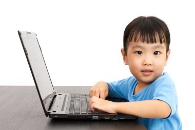 Dizüstü bilgisayar kullanan Çinli küçük kız