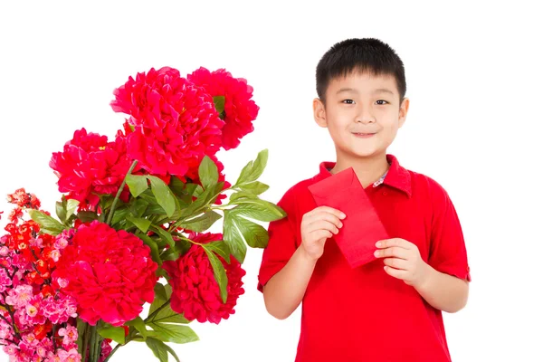 Asijské malý chlapec s červenou obálku — Stock fotografie