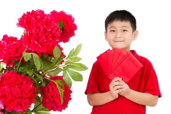 Asiático menino segurando um envelope vermelho — Fotografia de Stock