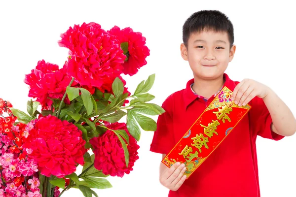亚洲的小男孩，为中国农历新年举行红对联 — 图库照片