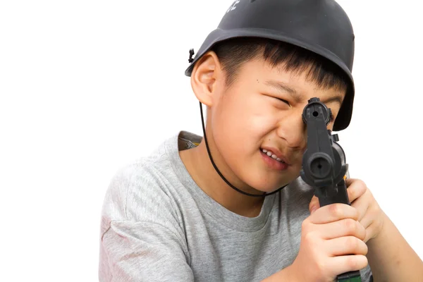 Asiático pequeño niño jugando plástico juguete ak47 con la policía casco — Foto de Stock