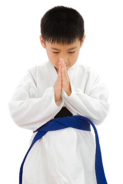 Asiatique petit karaté garçon dans blanc kimono — Photo