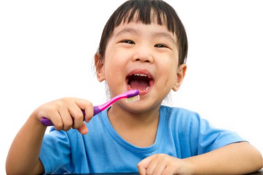 Çinli küçük kız diş fırçalama